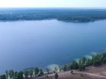 Показали волинське озеро з висоти пташиного польоту. ВІДЕО