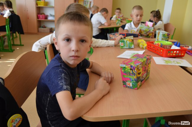 Кольорові стіни, ігрова кімната і басейн: луцька школа №27 зсередини. ФОТО