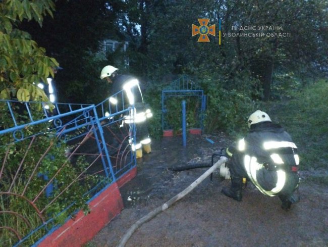 Негода на Волині: рятувальники відкачували воду у дворах. ФОТО