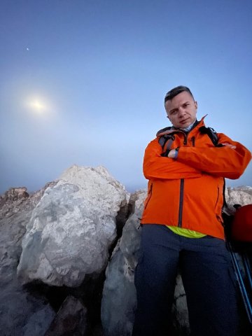 Мандрівник з Луцька піднявся на найвищу точку Іспанії. ФОТО