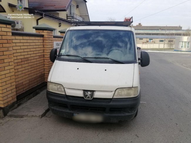 Протаранив припарковане авто і втік: луцькі копи знайшли та затримали п'яного водія-порушника