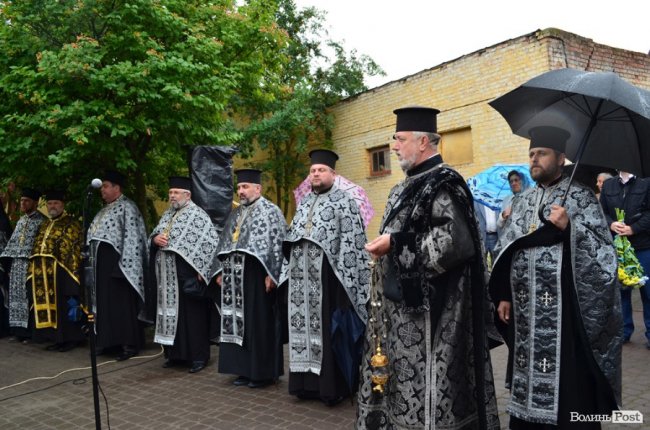 Прапори, пластуни і парасольки: як у Луцьку вшановували пам'ять розстріляних в'язнів. ФОТО