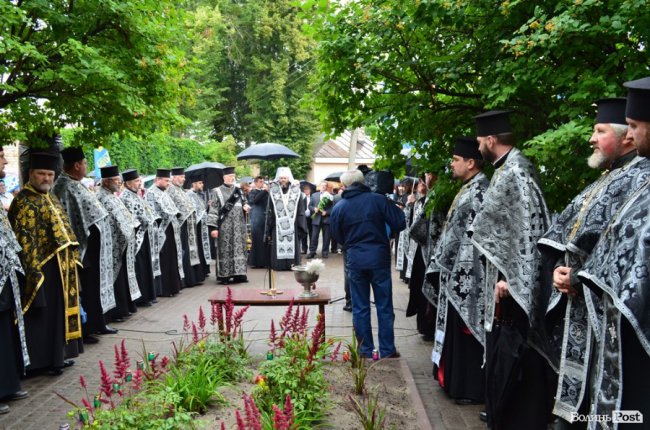 Прапори, пластуни і парасольки: як у Луцьку вшановували пам'ять розстріляних в'язнів. ФОТО