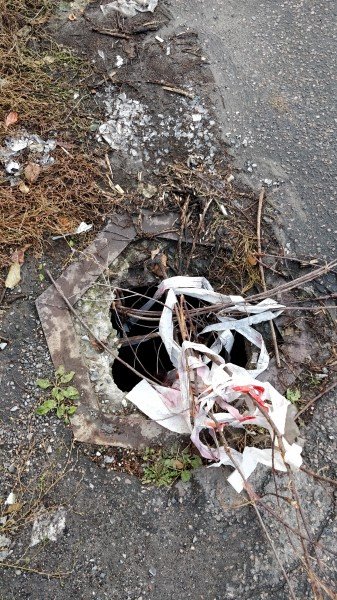 У Луцьку біля дитсадка розсипався каналізаційний люк