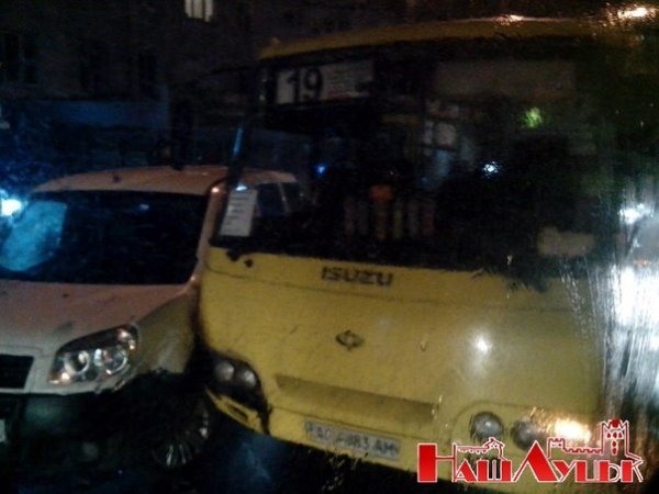 Аварія в Луцьку: зіткнулися маршрутка та фургон. ФОТО