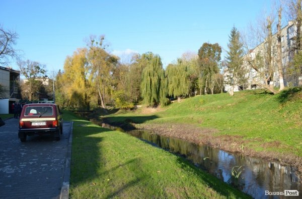 Над річкою у Луцьку відкрили новий торгово-розважальний центр. ФОТО