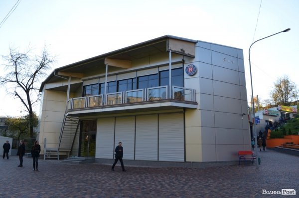 Над річкою у Луцьку відкрили новий торгово-розважальний центр. ФОТО