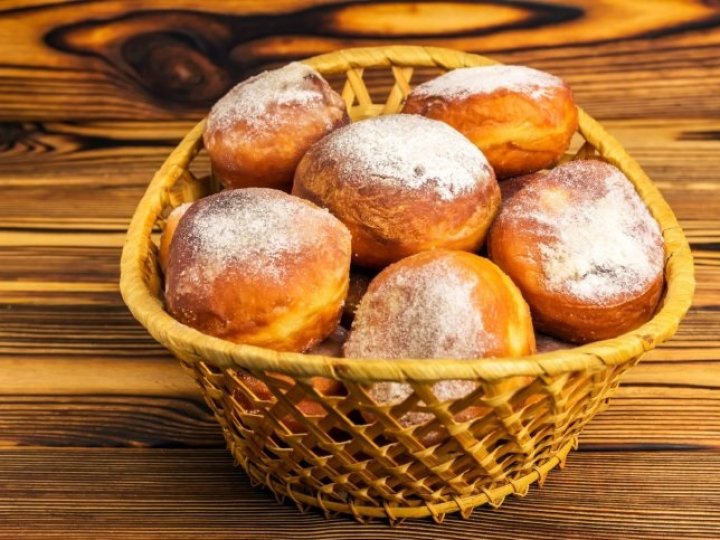 Випікає понад 20 років: у чому секрет світязьких пончиків, які їдуть куштувати з усієї України