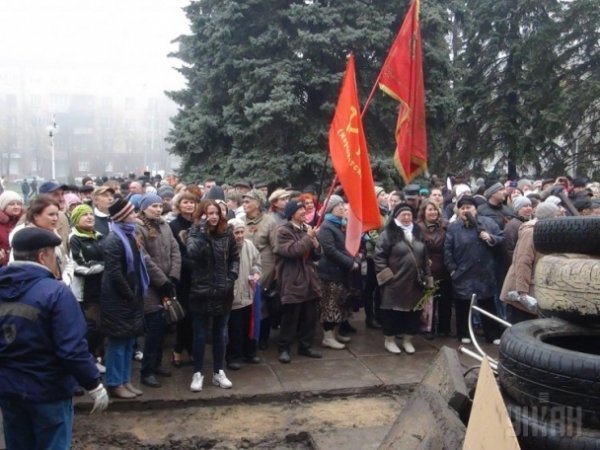У Маріуполі сепаратисти захопили міськраду. ФОТО