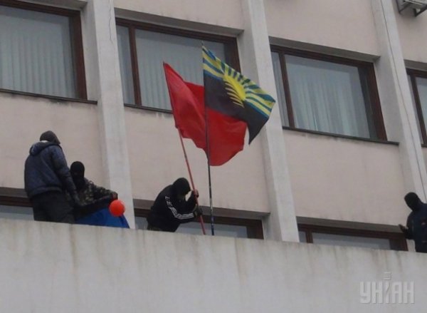 У Маріуполі сепаратисти захопили міськраду. ФОТО