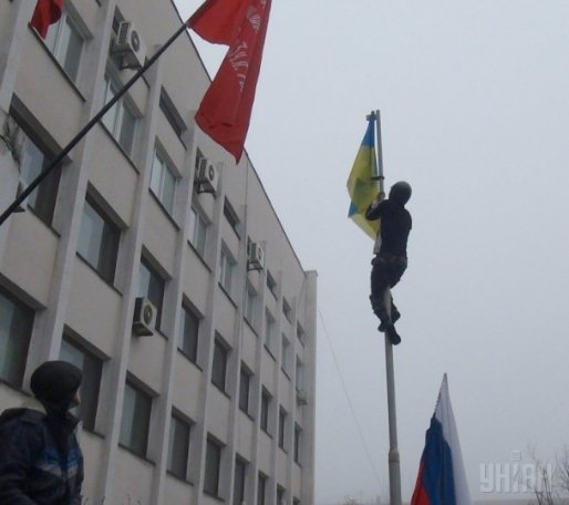 У Маріуполі сепаратисти захопили міськраду. ФОТО