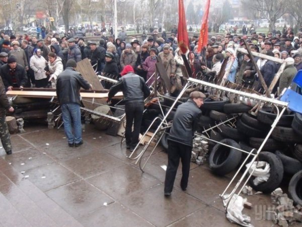У Маріуполі сепаратисти захопили міськраду. ФОТО