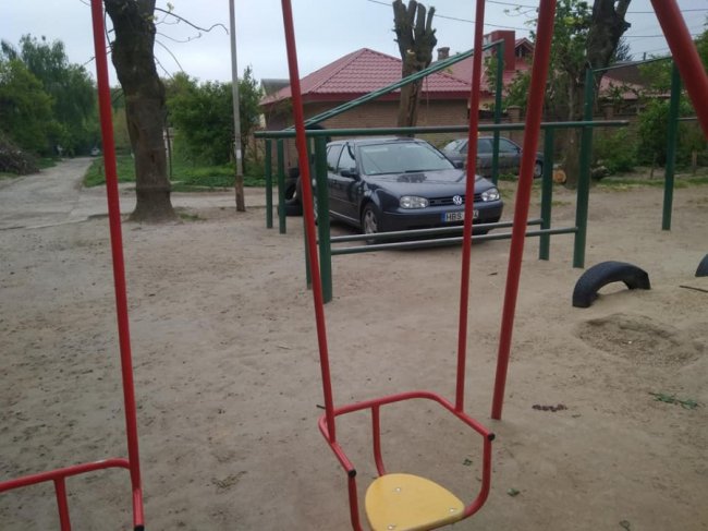 Автохам «на бляхах» припаркувався на дитячому майданчику у Луцьку. ФОТО