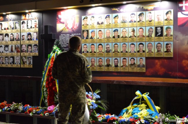 Пам’ять, яка житиме вічно: у Луцьку вшанували загиблих під Іловайськом. ФОТО