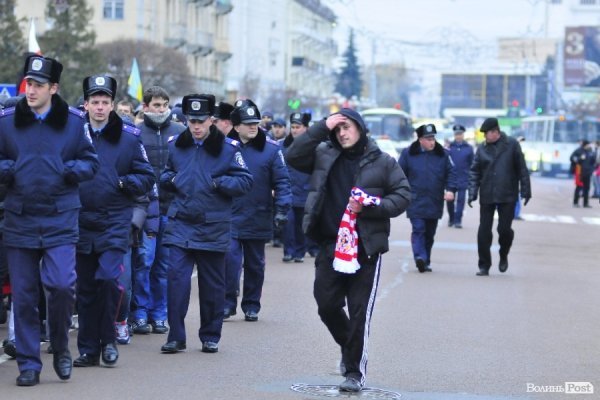 Футбольні фани у Луцьку влаштували марш. ВІДЕО