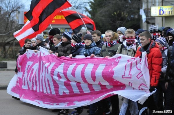 Футбольні фани у Луцьку влаштували марш. ВІДЕО