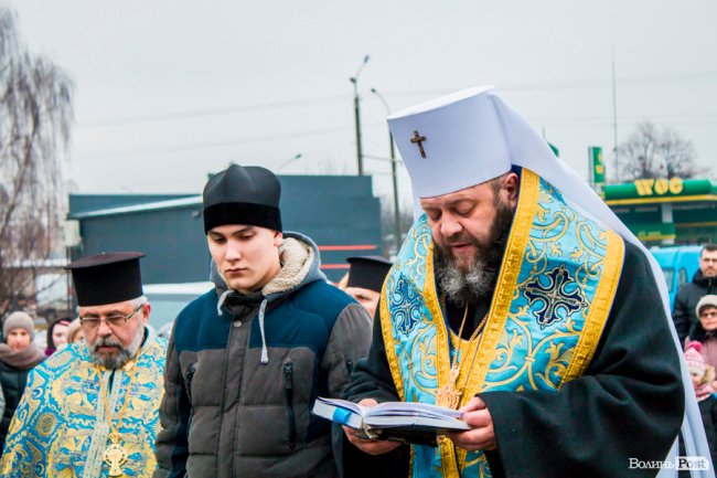 У Луцьку освятили хрест під будівництво дитячої церкви. ФОТО