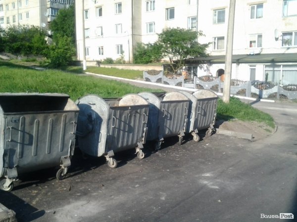 У Луцьку відремонтували три двори, але в сусідніх «яма на ямі». ФОТО