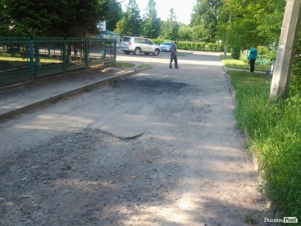 У Луцьку відремонтували три двори, але в сусідніх «яма на ямі». ФОТО