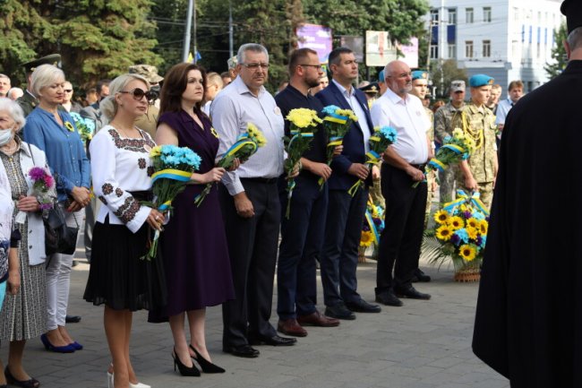 Із соняшниками в руках та зі сльозами на очах: як лучани вшанували пам’ять загиблих в АТО/ООС захисників України. ФОТО 