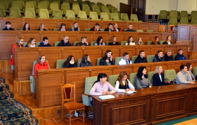 Луцькі студенти спробували себе в ролі депутатів Волиньради. ФОТО