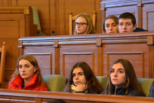 Луцькі студенти спробували себе в ролі депутатів Волиньради. ФОТО