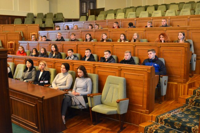 Луцькі студенти спробували себе в ролі депутатів Волиньради. ФОТО