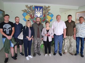 Матері загиблого на Сході волинського бійця вручили нагороду сина