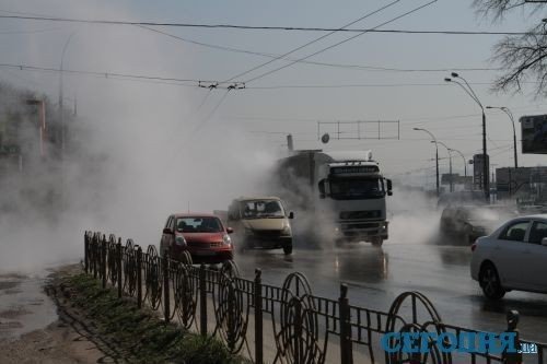 Аварія теплотраси у Києві: авто їдуть потоками кипʼятку. ФОТО. ВІДЕО