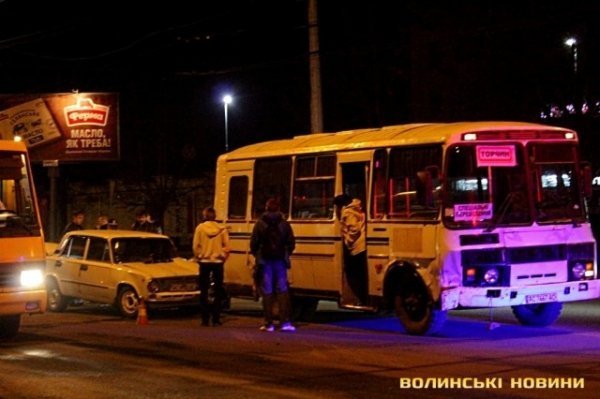 Аварія в Луцьку: легковик в'їхав у автобус. ФОТО