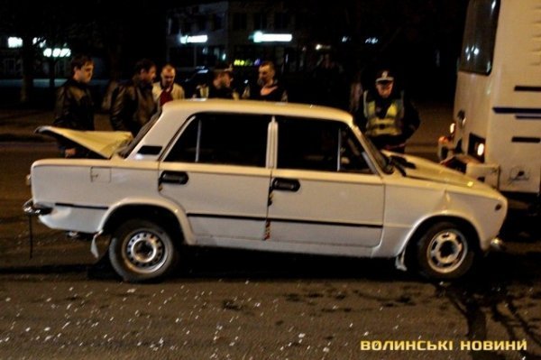 Аварія в Луцьку: легковик в'їхав у автобус. ФОТО