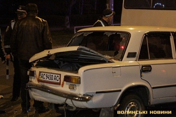 Аварія в Луцьку: легковик в'їхав у автобус. ФОТО