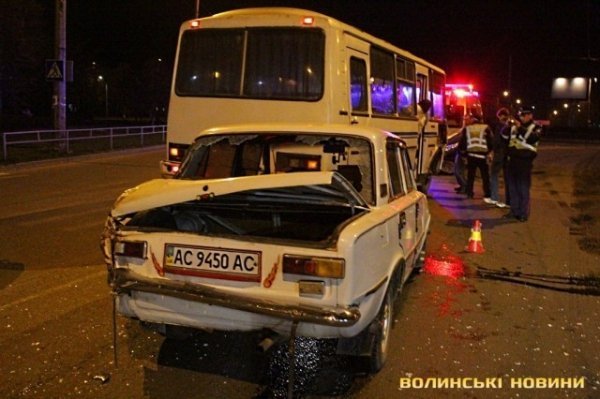 Аварія в Луцьку: легковик в'їхав у автобус. ФОТО