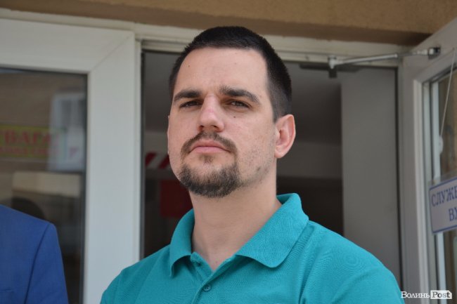 «Дістав сморід!»: Луцькій міськраді передали підписи щодо слухань