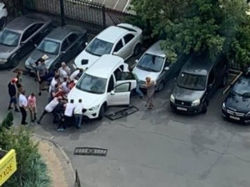 У Києві автомобіль на швидкості збив у матір з дитиною. ВІДЕО 18+