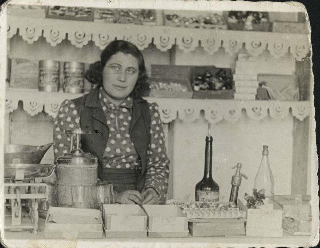 Продавчиня в магазині в Володимирі-Волинському Продавчиня в магазині в Володимирі-Волинському