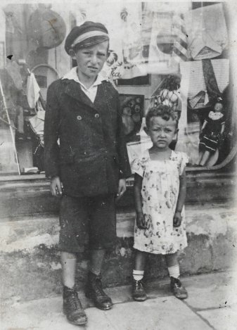 Вітрина рівненського магазину дитячих іграшок Вітрина рівненського магазину дитячих іграшок