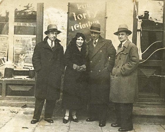 Біля входу до кав’ярні в місті Дубно Біля входу до кав’ярні в місті Дубно