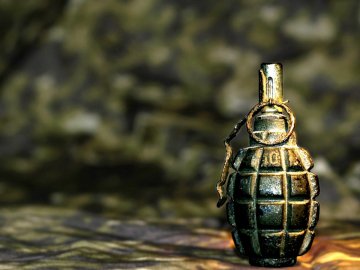 Чоловік під час сварки кинув у дівчину гранату