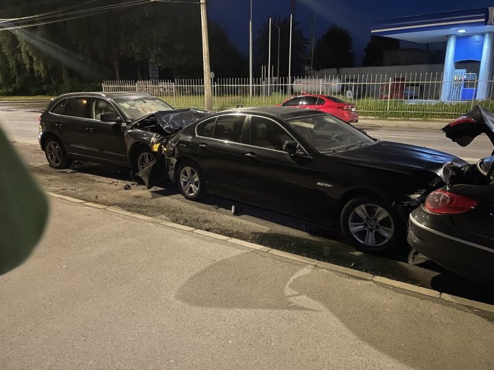 У Луцьку автівка протаранила декілька припаркованих машин