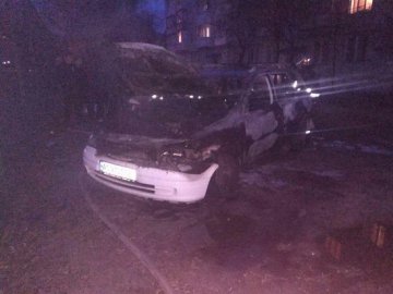 У Луцьку в дворі будинку згорів автомобіль. ФОТО