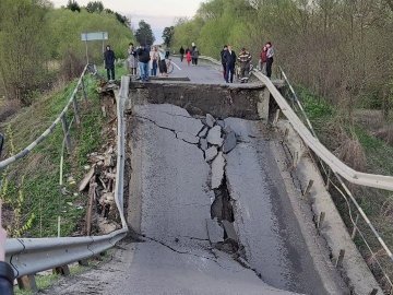 Затвердили схему об'їзду зруйнованого мосту на трасі Луцьк-Львів