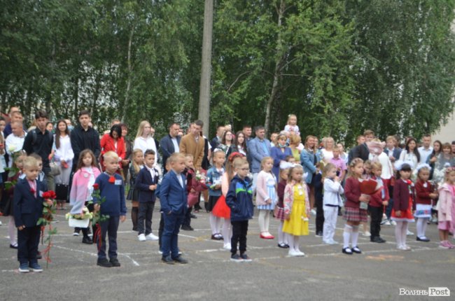 Як у луцькій школі №1 відзначали свято першого дзвоника. ФОТО 