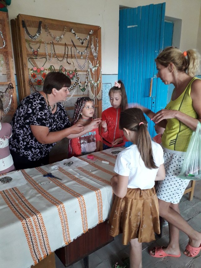 Волинянка створює дивовижні прикраси з бісеру. ФОТО