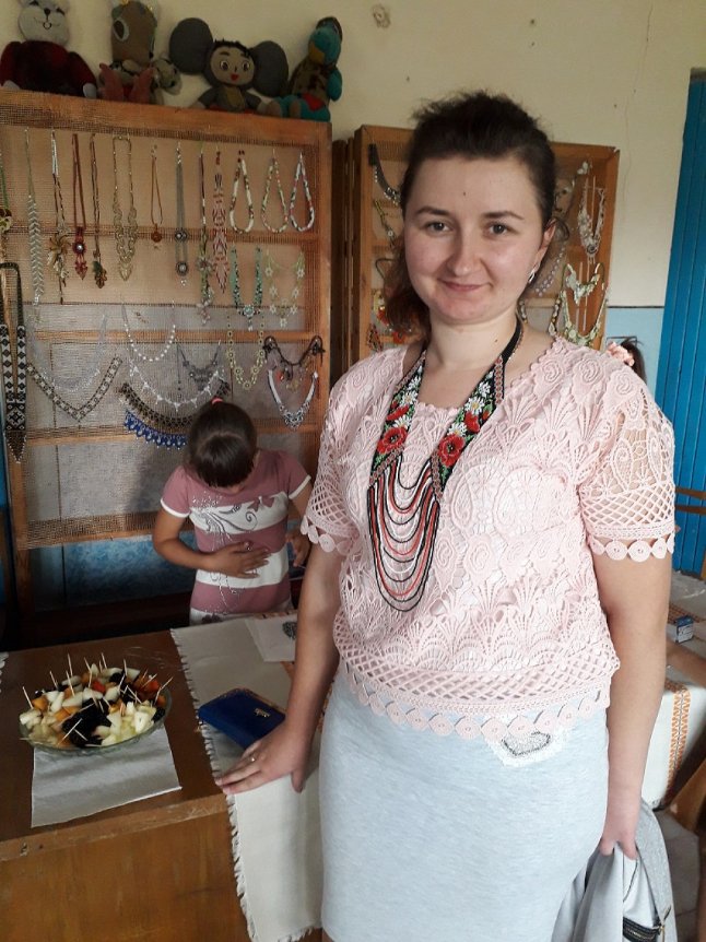 Волинянка створює дивовижні прикраси з бісеру. ФОТО