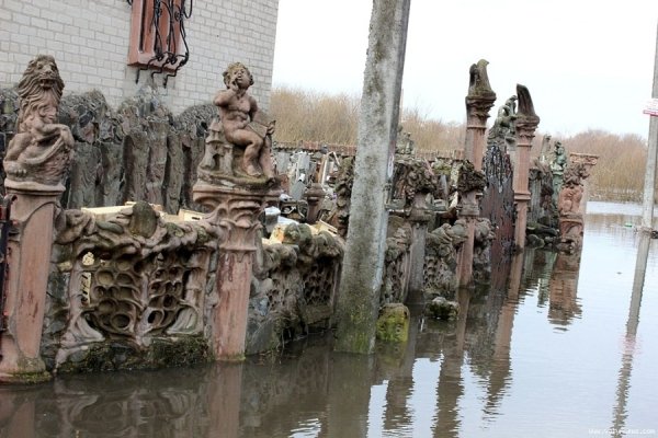 Луцький «будинок з химерами» ‒ у воді. ФОТО