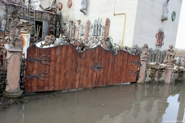Луцький «будинок з химерами» ‒ у воді. ФОТО