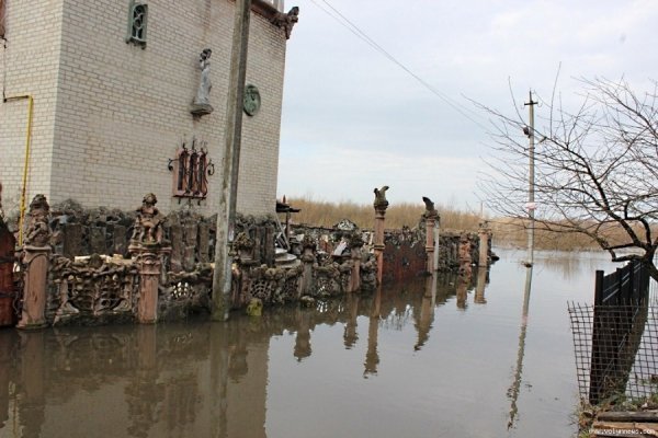 Луцький «будинок з химерами» ‒ у воді. ФОТО