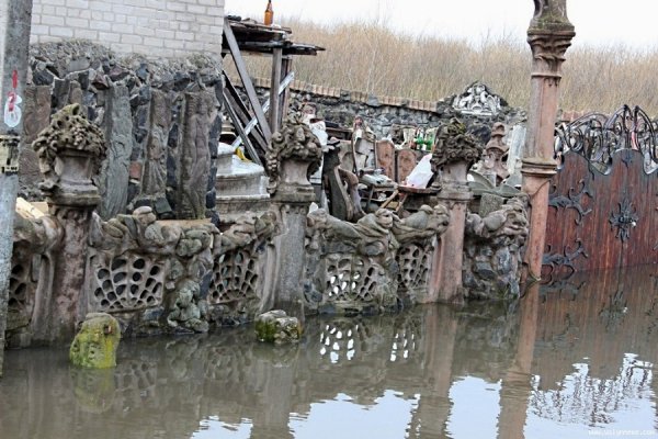 Луцький «будинок з химерами» ‒ у воді. ФОТО