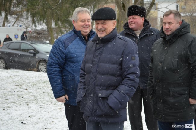 У Луцьку сімейним лікарям вручили ключі від новеньких автівок. ФОТО
